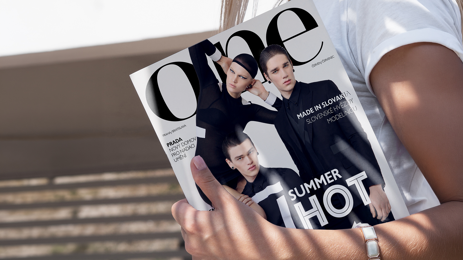 Titulná strana magazínu ONE v rukách čitateľky
